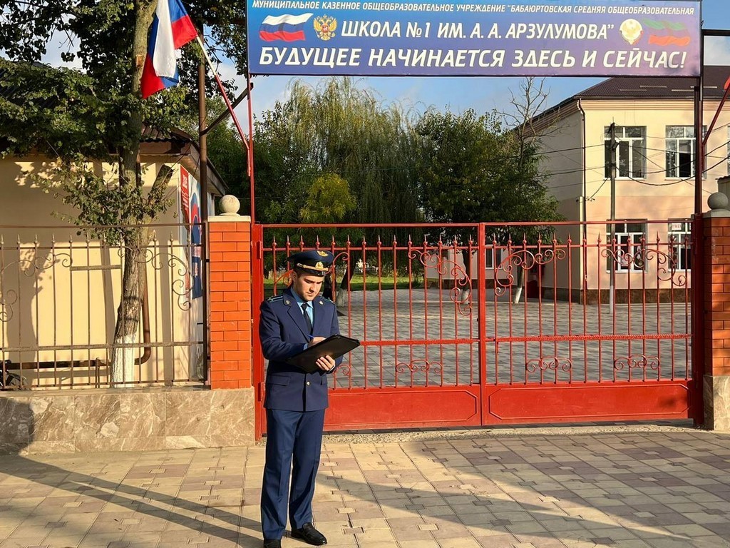 Прокуратура добилась запрета продажи сигарет вблизи школы в Бабаюрте