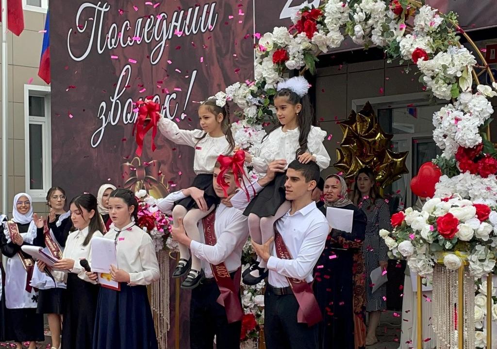 Последний звонок отметили в Кумторкалинском районе