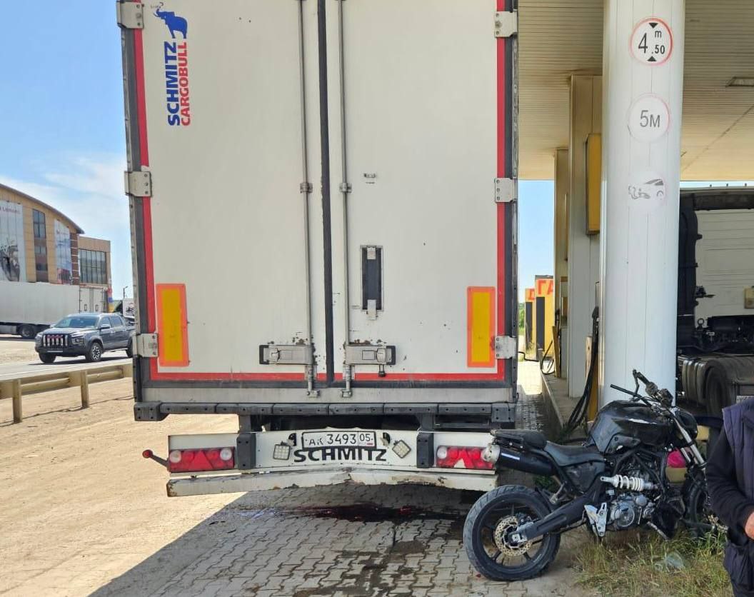Мотоциклист влетел в припаркованный полуприцеп большегруза в Дагестане