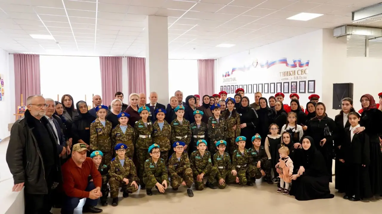 В махачкалинской школе №54 открыли 11 новых «парт героев»