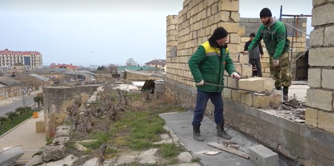 Незаконная постройка ликвидирована над крепостной стеной в Дербенте