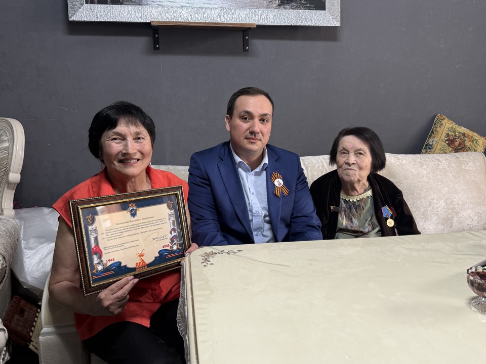 Депутат Осман Булатов поздравил ветерана ВОВ Валентину Оверину с 80-летием Победы