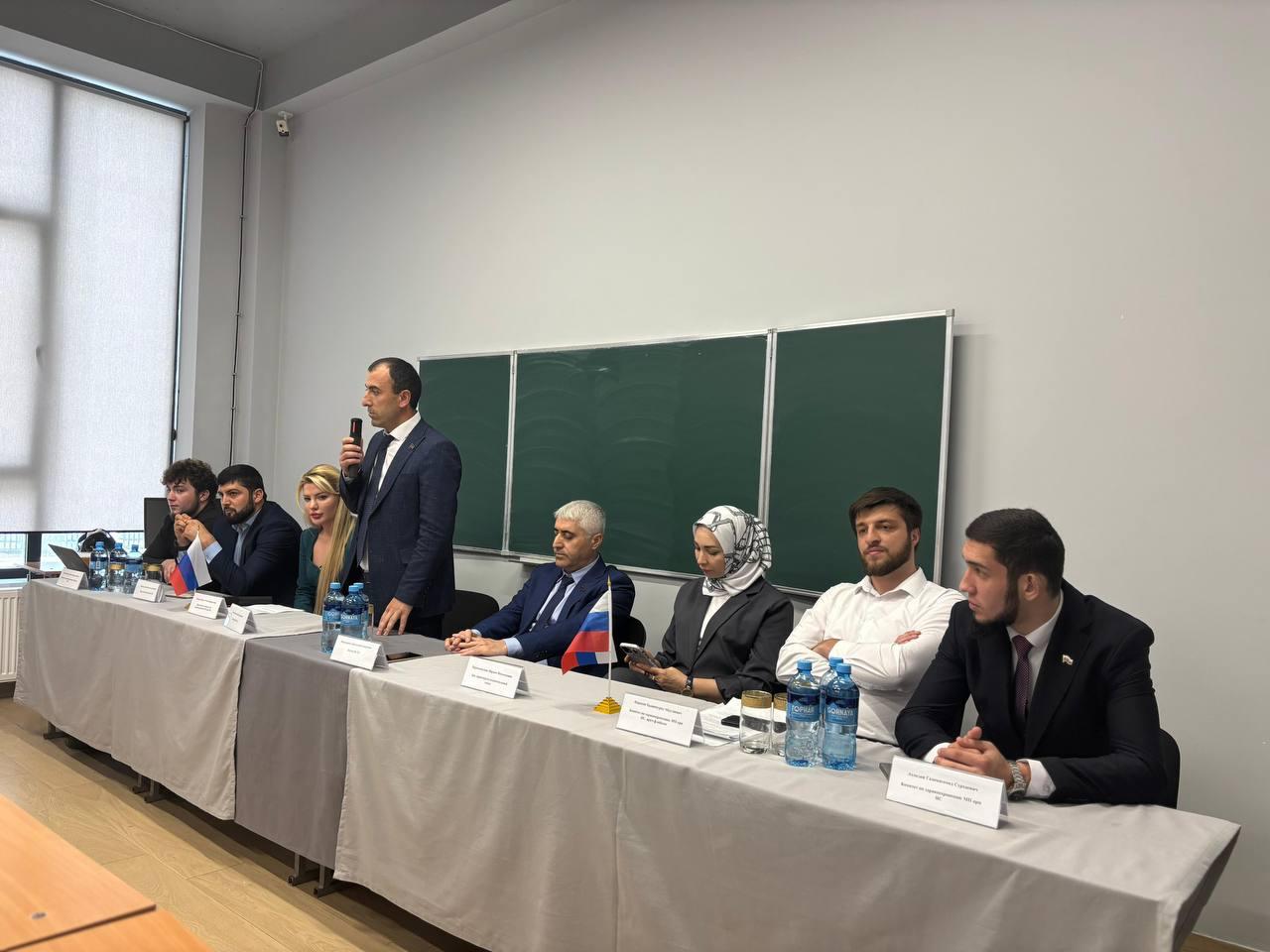 Депутаты парламента Дагестана обсудили цифровые угрозы со студентами медколледжа