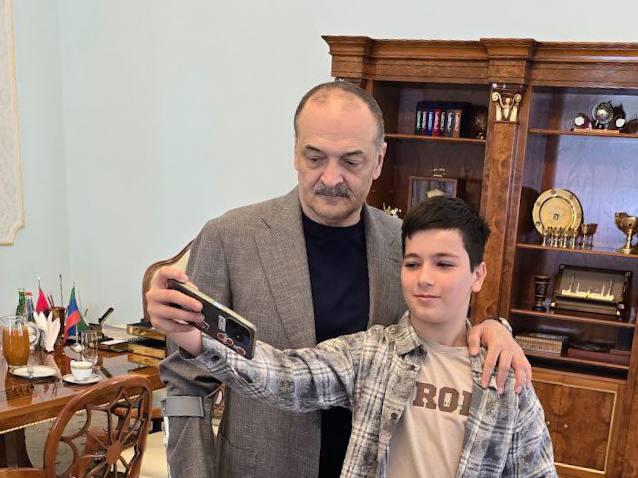 Сергей Меликов встретился Амиром Абачевым, спасшим ребенка в Домодедово