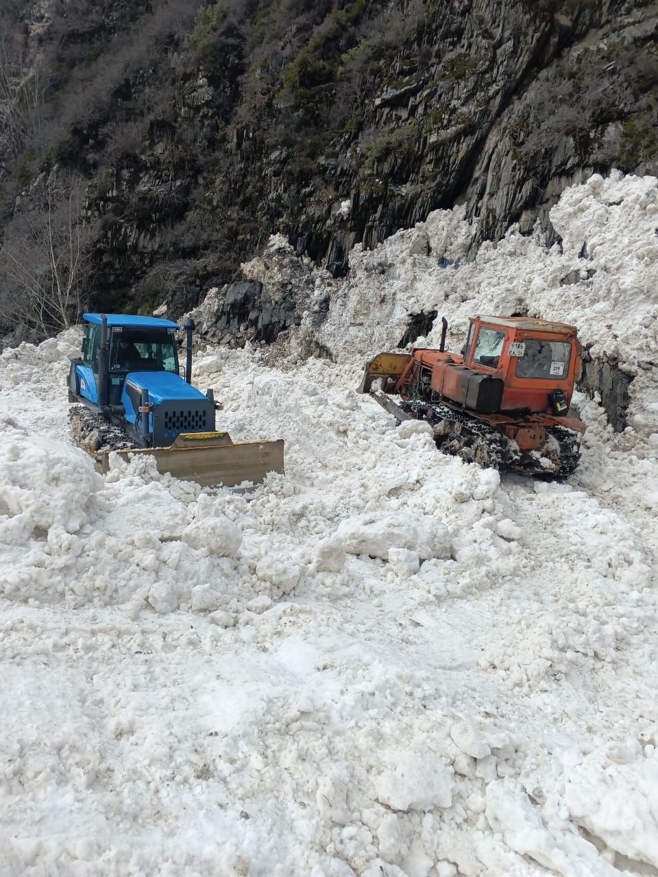 В Дагестане метель парализовала движение машин по двум горным перевалам