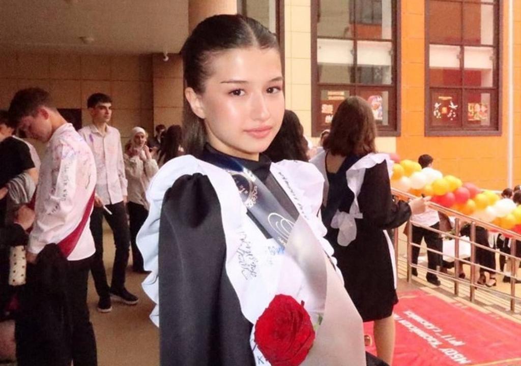 Глава Каспийска поздравил стобалльницу из Каспийской гимназии №11