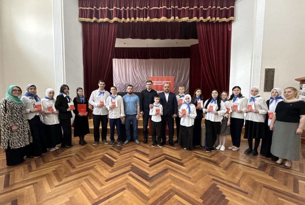 Активистам Движения Первых вручили первые паспорта в Буйнакске