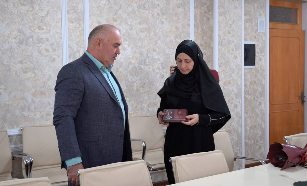В Хасавюрте вручили орден Мужества семье погибшего военнослужащего Нухбега Омарова