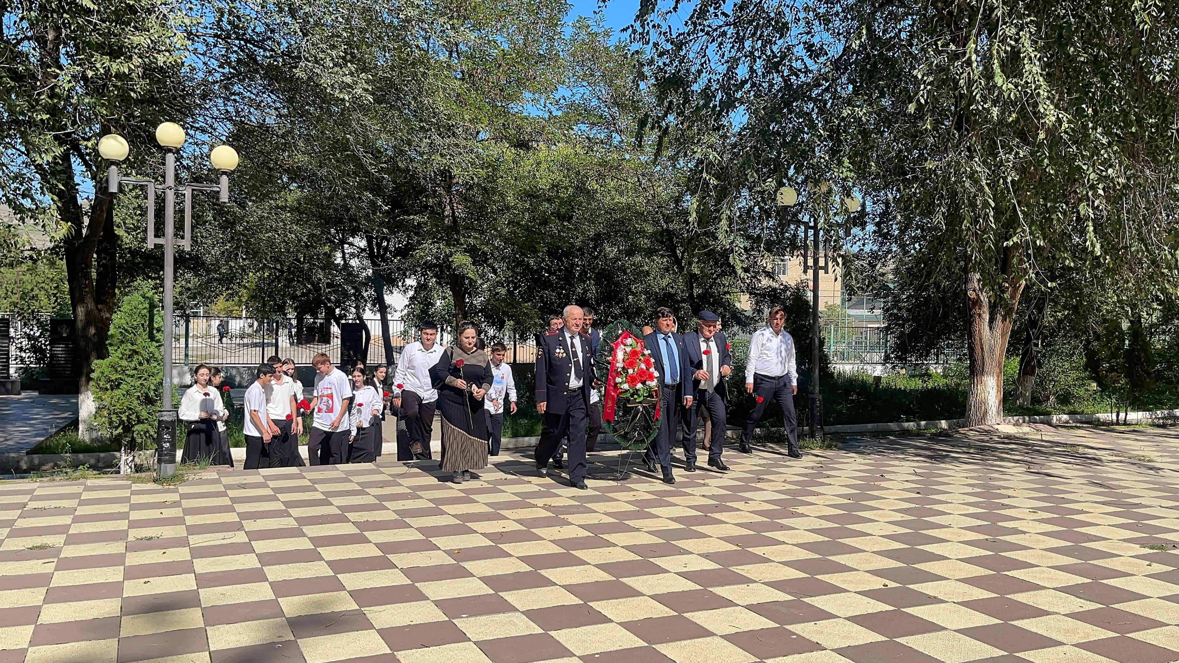 Герои России возложили венки к памятникам воинам в Карабудахкентском районе