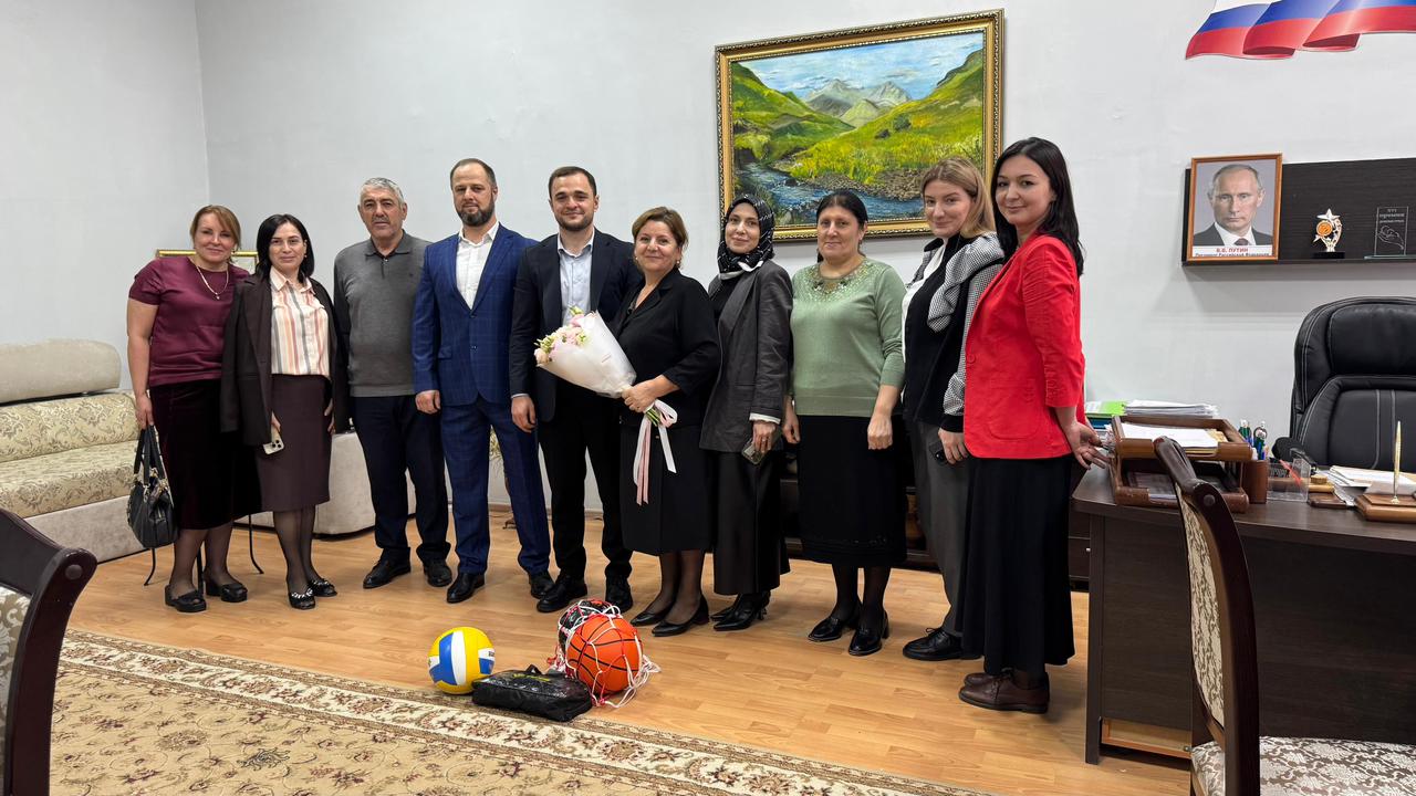 Депутаты от «Единой России» поздравили учителей столичных школ с профессиональным праздником