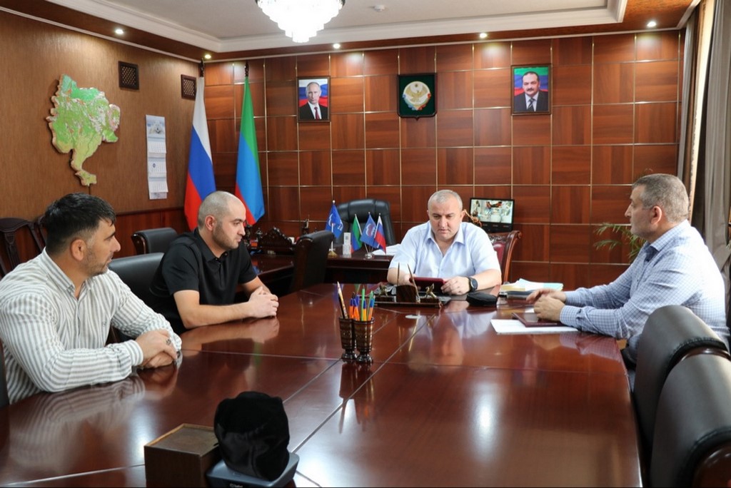 Глава Казбековского района вручил орден Мужества семье погибшего участника СВО