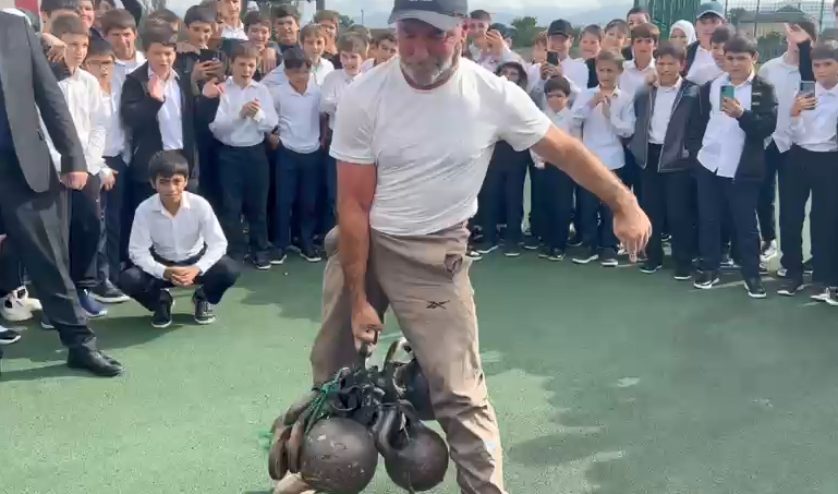 Дагестанец одним пальцем поднял 140 кг и побил мировой рекорд