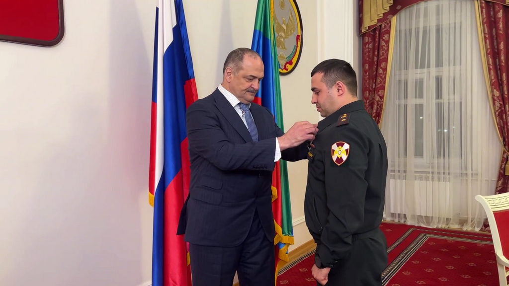 Глава Дагестана вручил офицерам государственные награды в Постпредстве РД в Москве