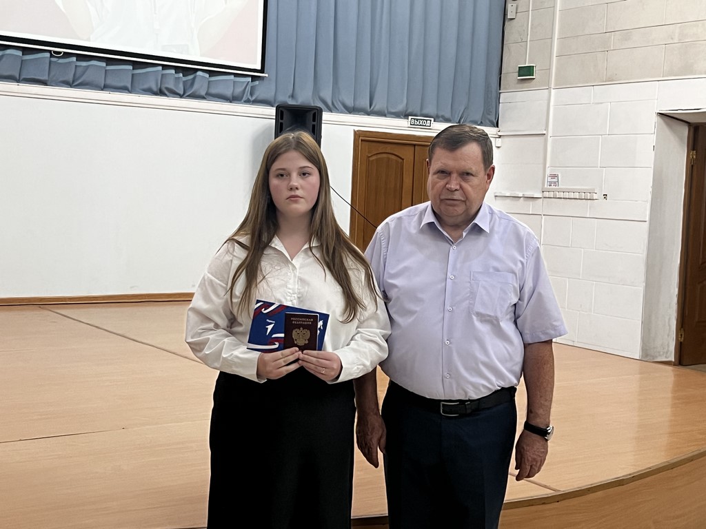 В молодежном центре Кизляра проходит праздничный концерт ко Дню Конституции РД