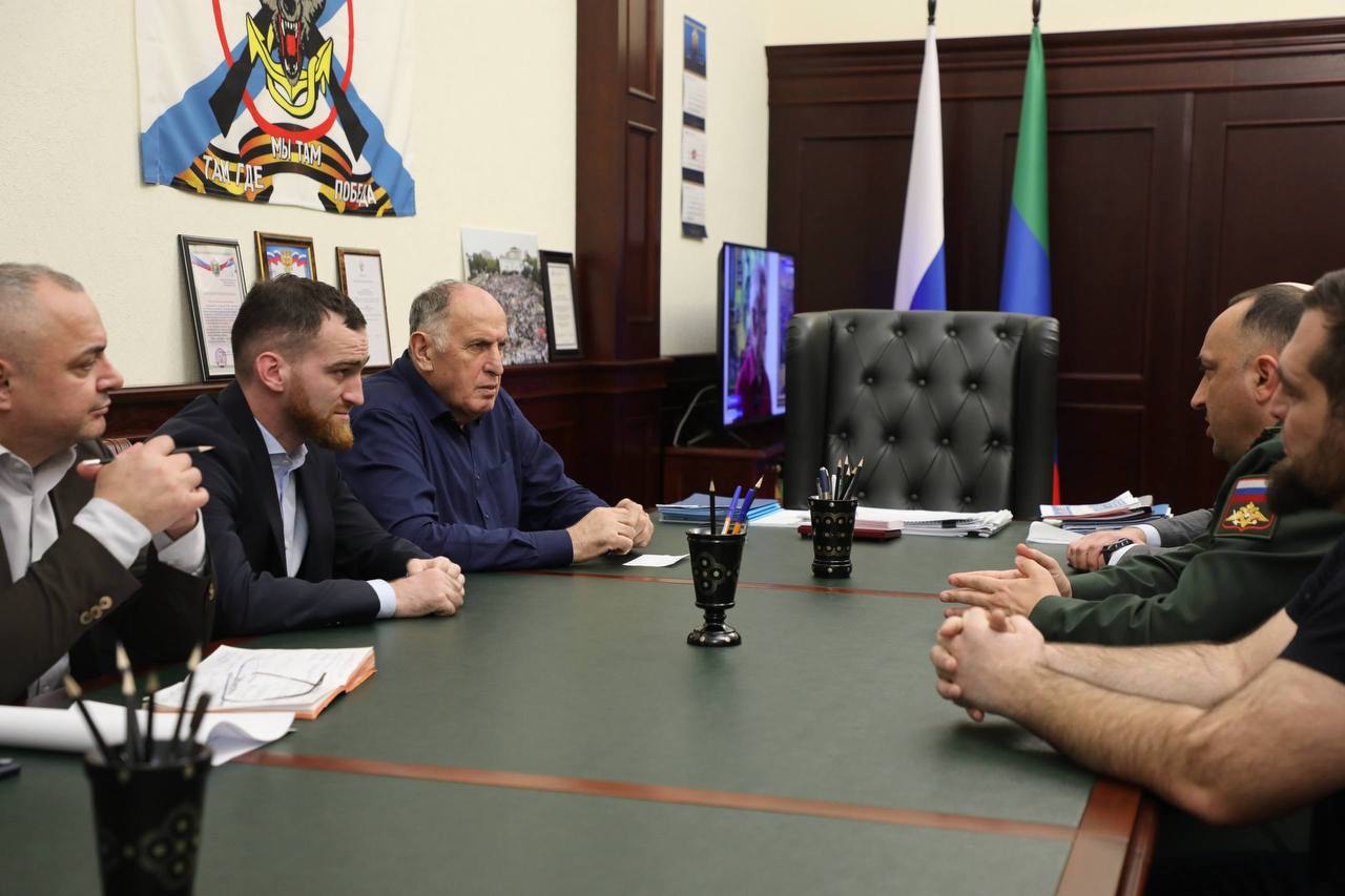 Абдулмуслим Абдулмуслимов провел встречу с военнослужащими