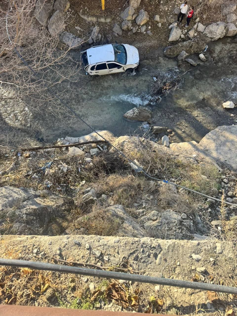 В Дагестане автомобиль опрокинулся в обрыв, 5 человек пострадали