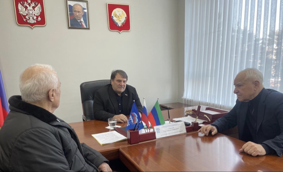 Депутат Госдумы РФ Сайгидпаша Умаханов выслушал проблемы дагестанцев