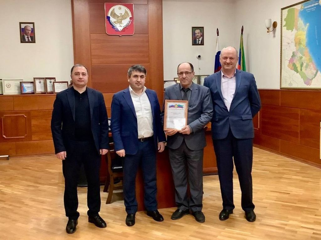 Глава Табасаранского района вручил благодарственное письмо военному комиссару Садыку Мурадалиеву