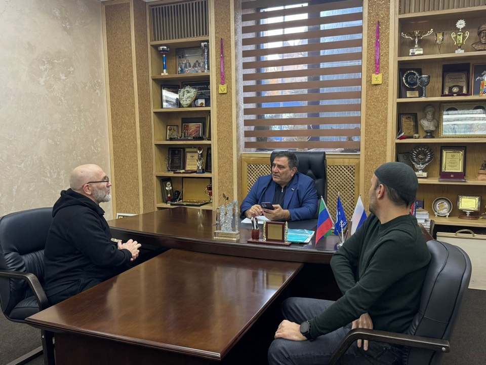 Сайгидпаша Умаханов оказал адресную помощь жителям Дагестана в ходе личного приема