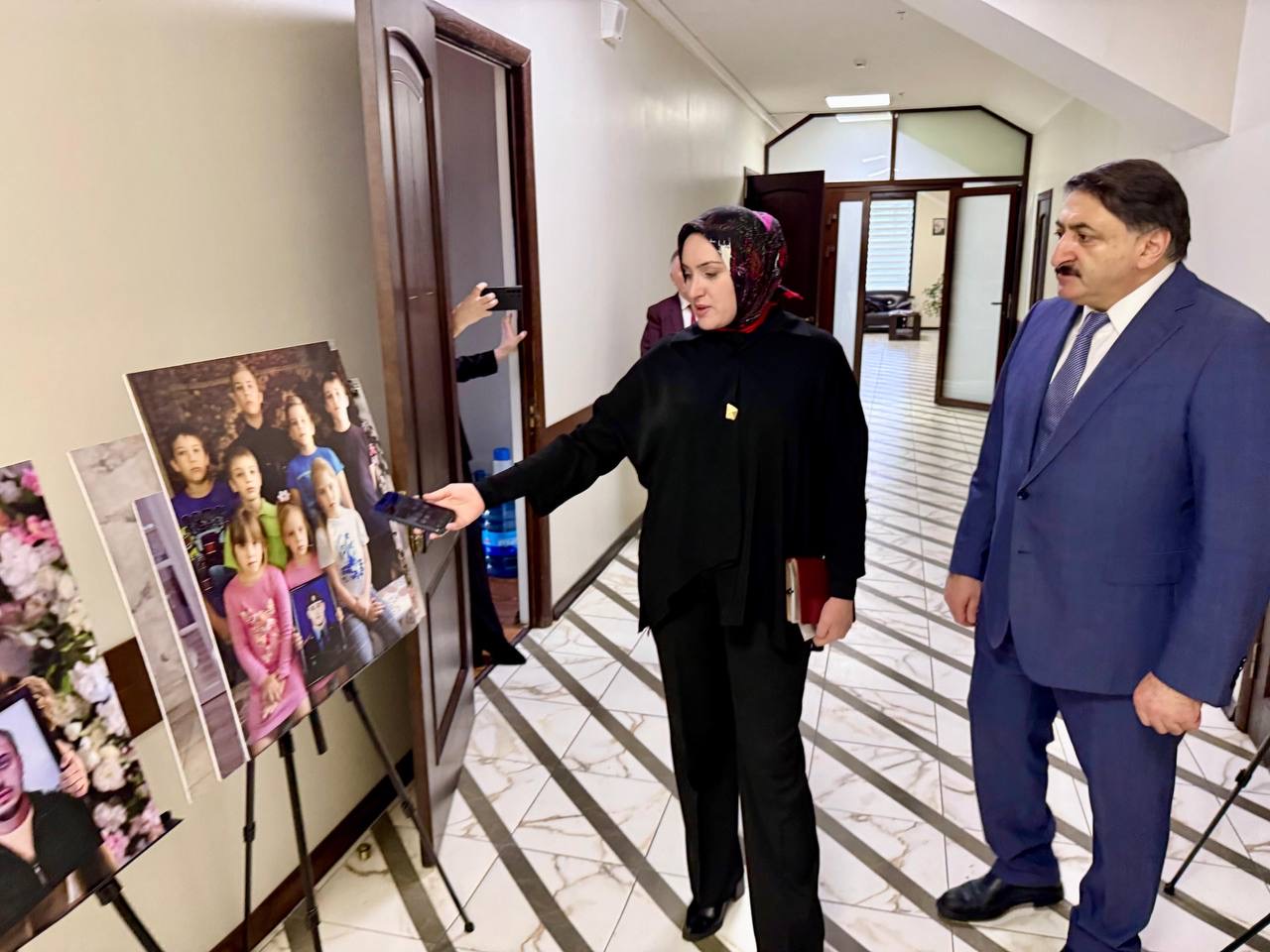 Джамаладин Гасанов посетил фотовыставку «Семья героя» в Махачкале