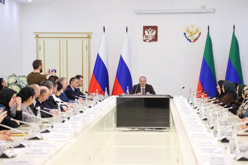 Сергей Меликов вручил матерям участников СВО госнаграды