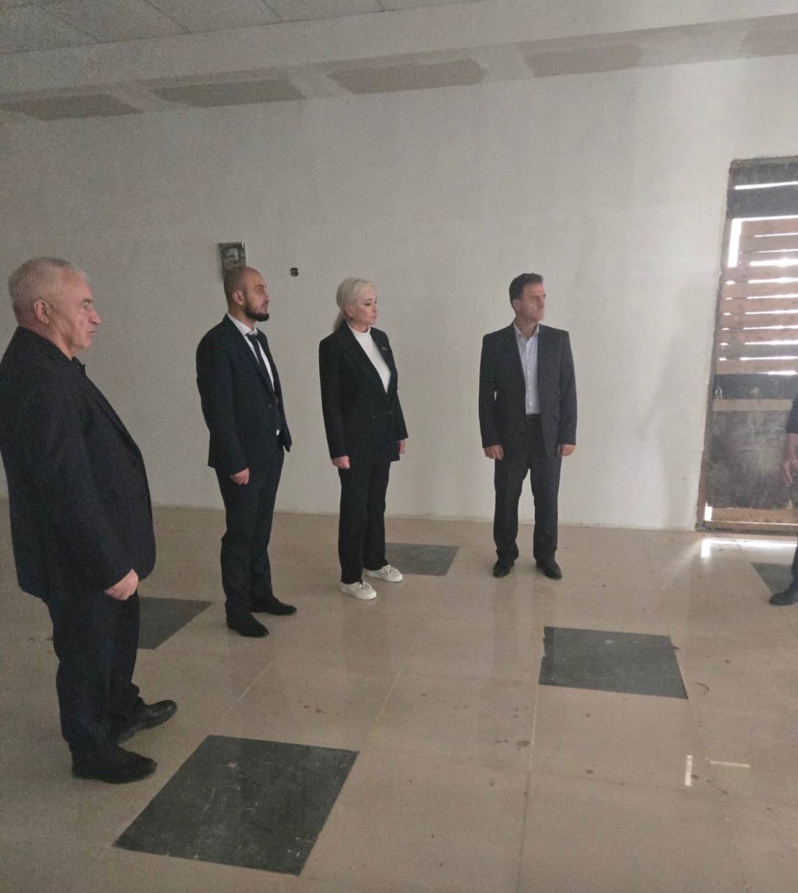 Елена Павлюченко посетила строящуюся школу в селе Хурик