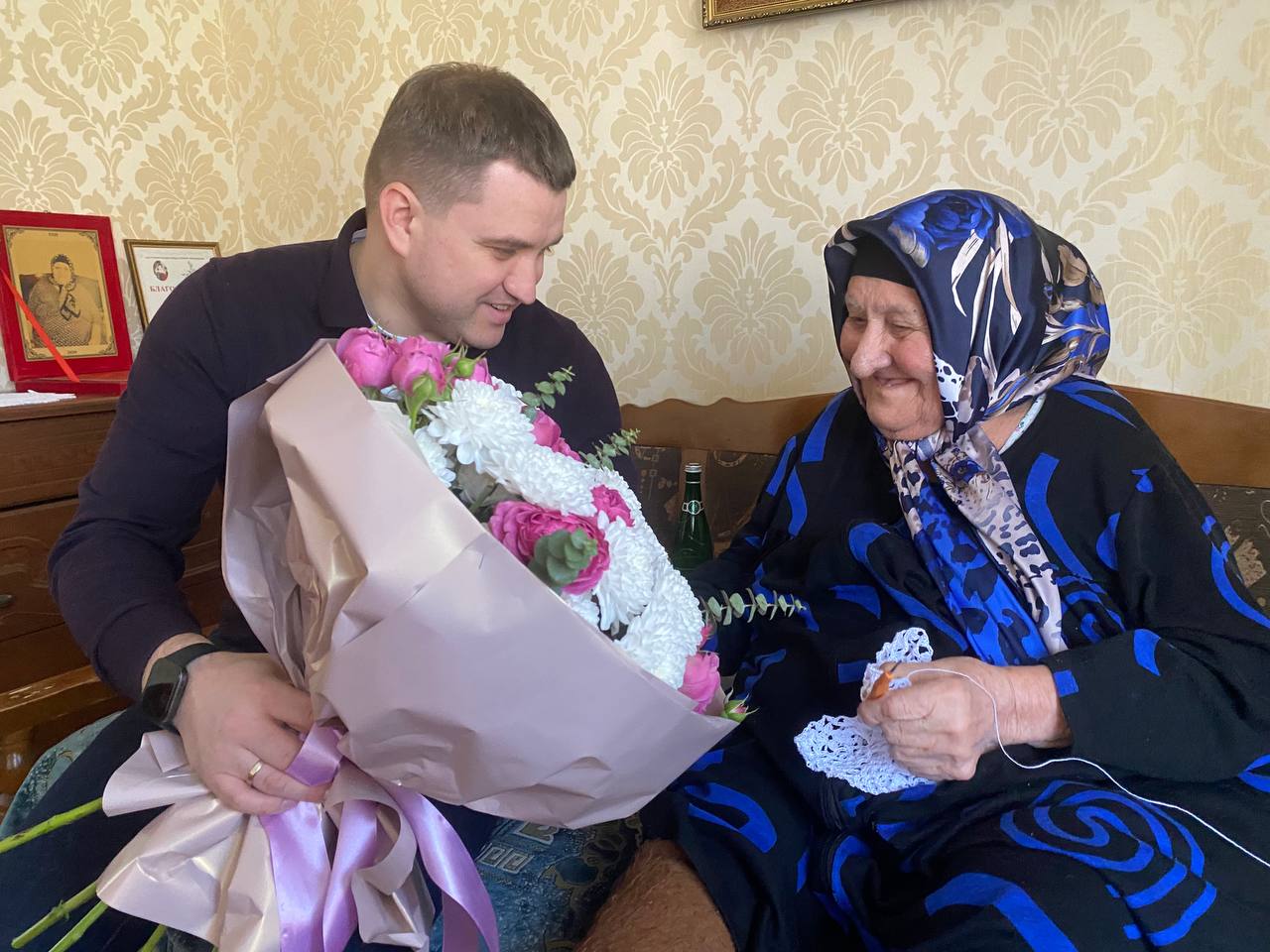 Артем Бичаев навестил дагестанскую долгожительницу Анай Мамаеву