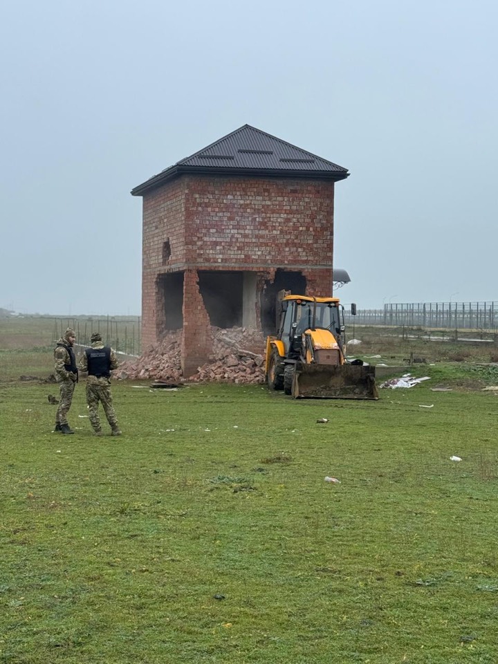 В Махачкале снесли очередной самовольно построенный двухэтажный дом