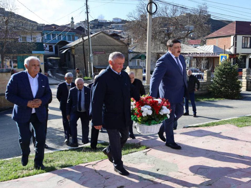 Джамаладин Гасанов почтил память героев, погибших в Великой Отечественной войне и СВО