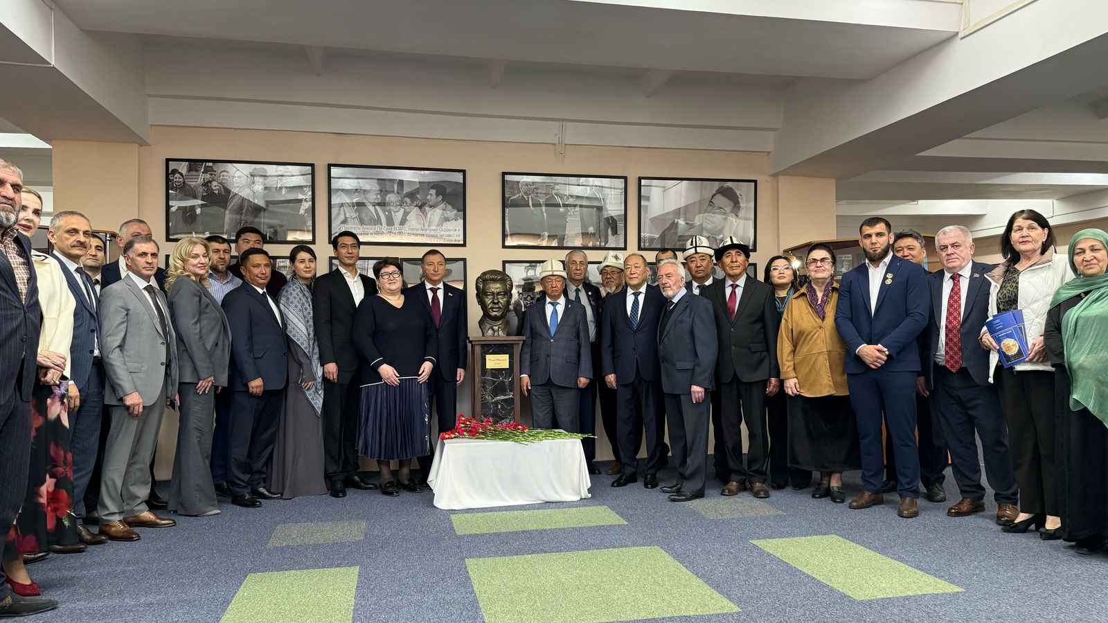 В Махачкале прошла церемония открытия бюста Чингиза Айтматова