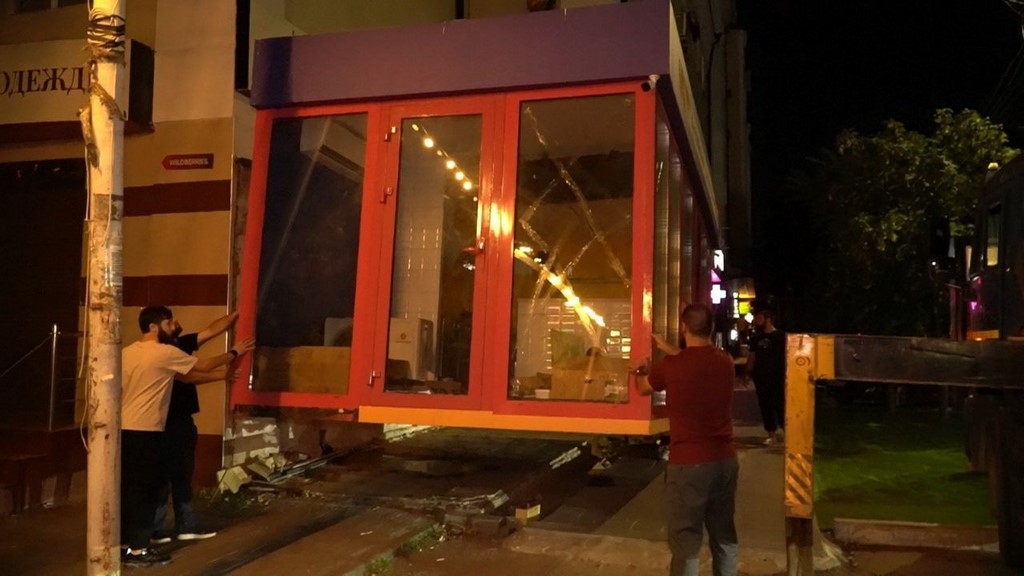 В Каспийске принудительно демонтирован нестационарный торговый объект