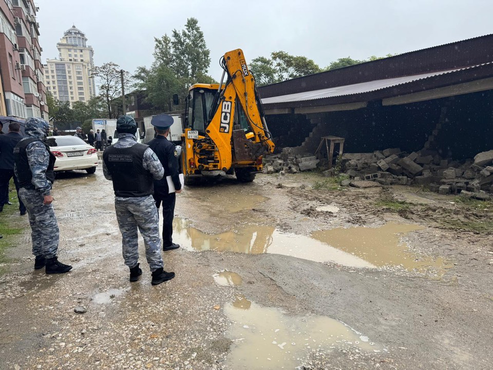 В Дагестане снесены 12 незаконно построенных гаражей