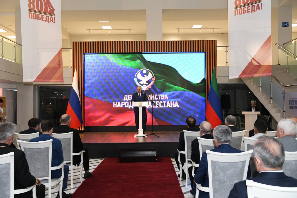 Сергей Меликов наградил отличившихся дагестанцев ко Дню единства народов Дагестан