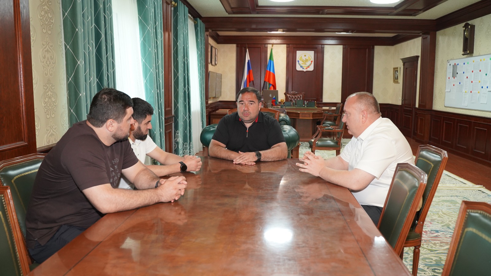 Глава Хасавюртовского района встретился с участниками СВО из добровольческого батальона «Каспий»