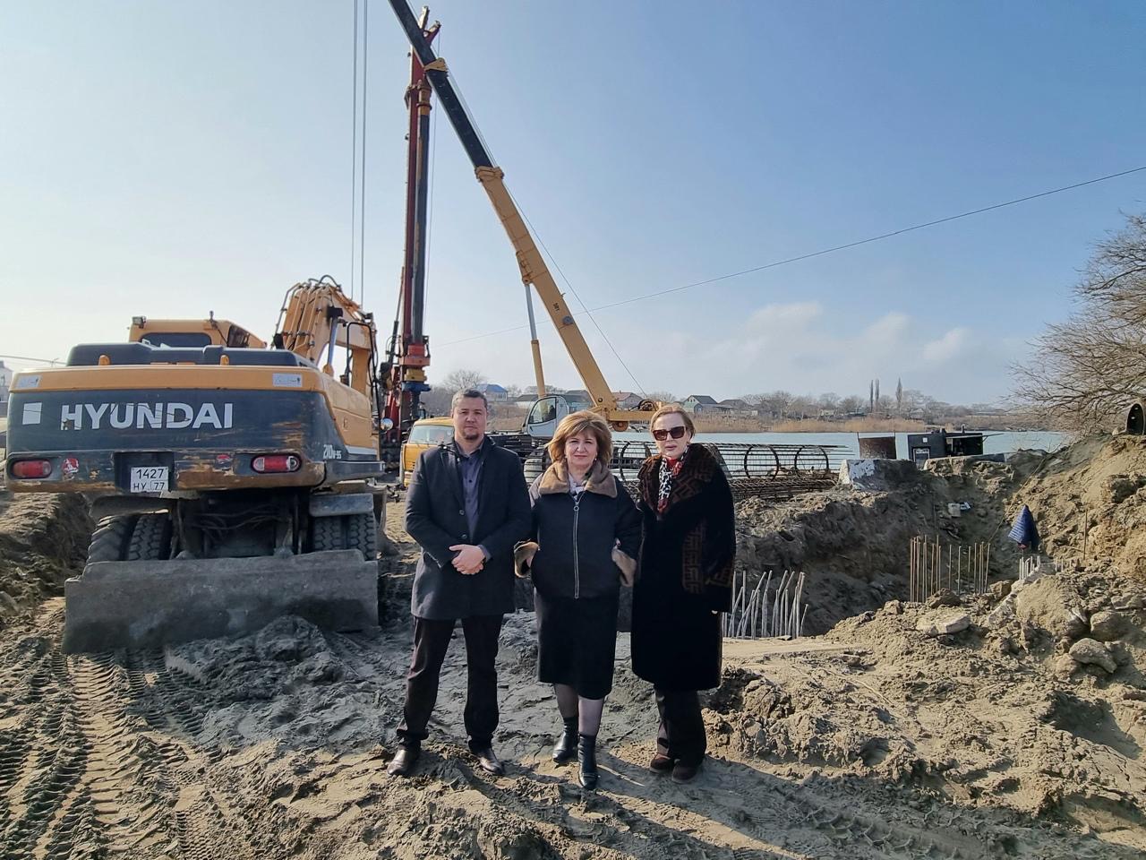 Депутаты-единороссы проверили строительство нового моста в поселке Сулаке