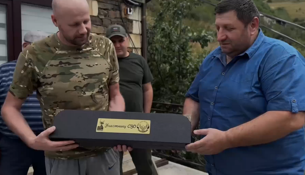 Представители администрации Шамильского района навестили семью участника СВО, находящегося в отпуске