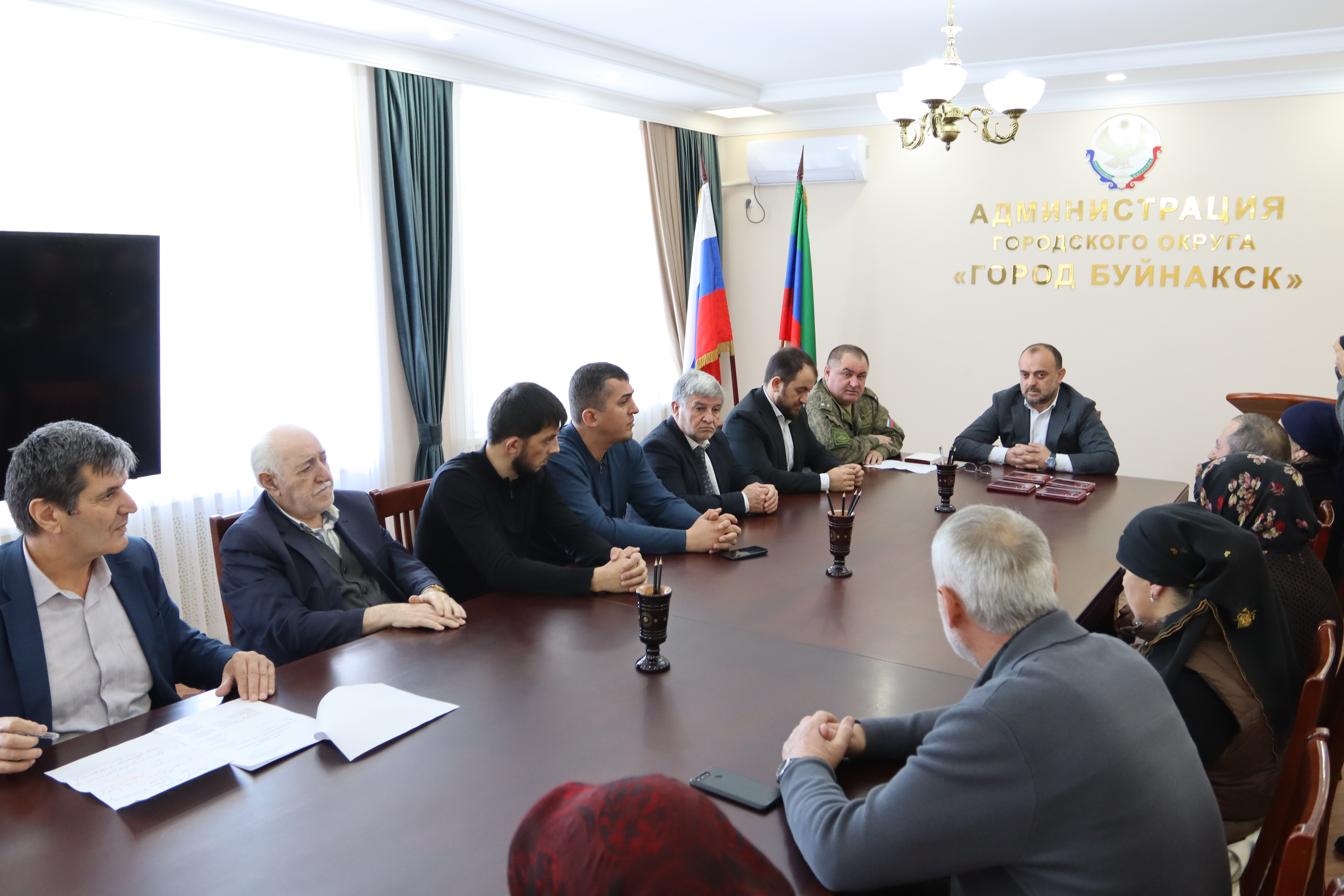 Глава Буйнакска вручил ордена Мужества родным погибших военнослужащих