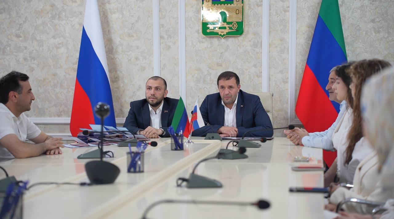 Хасавюртовских выпускников наградили медалями за улучшение своих результатов на ЕГЭ