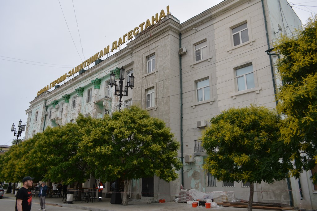 В центре Махачкалы обновят фасад исторического жилого дома