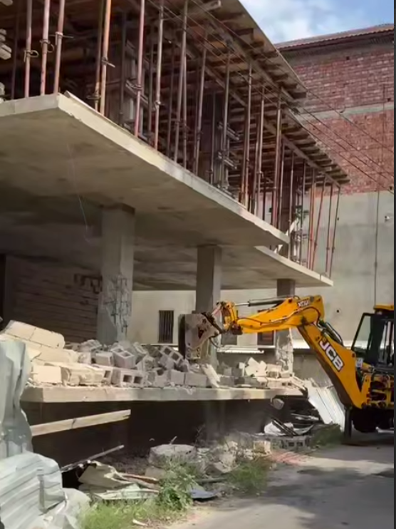 В Махачкале сносят еще одну незаконно построенную многоэтажку