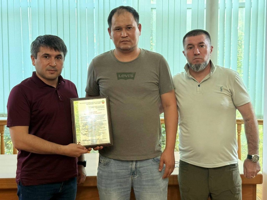 Магомеду Курбанову вручили благодарственную грамоту от батальона «Каспий»