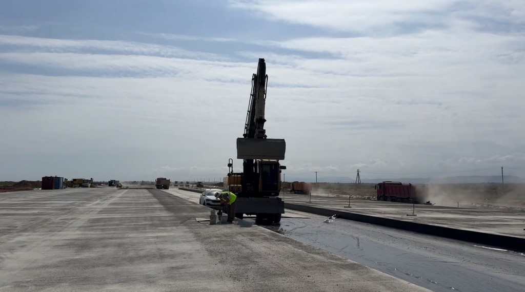 В аэропорту Махачкалы практически завершено строительство новой взлетной полосы