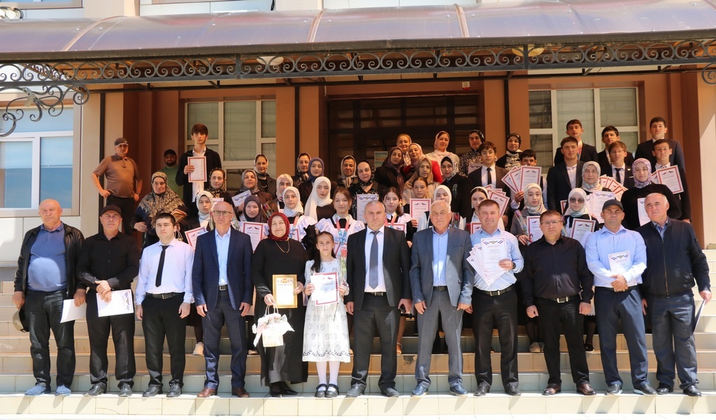 Гаджимурад Мусаев поздравил победителей и призеров школьных олимпиад