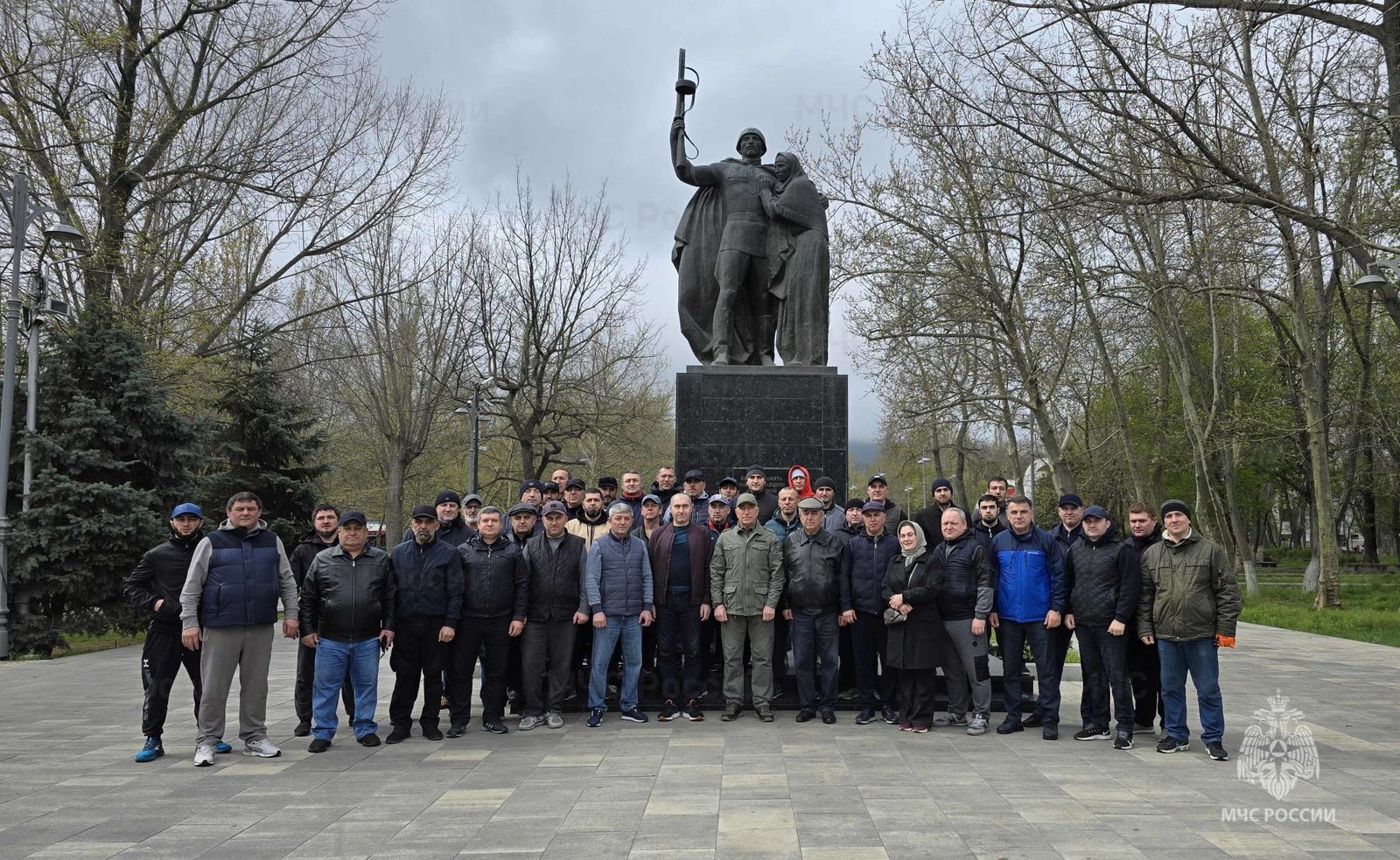 Сотрудники МЧС высадили в Махачкале деревья в рамках акции «Сад памяти»