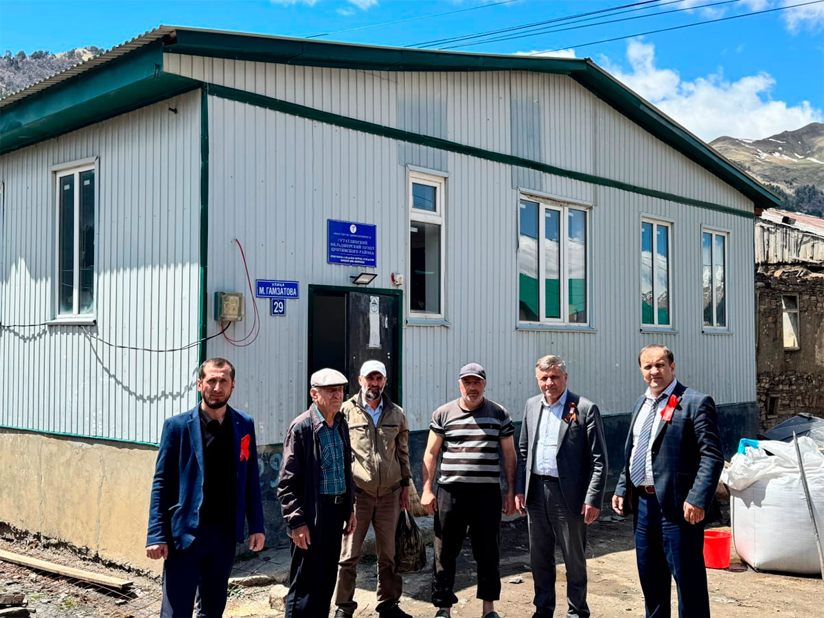 Глава Цунтинского района проинспектировал ход капремонта фельдшерского пункта в селе Гутатли