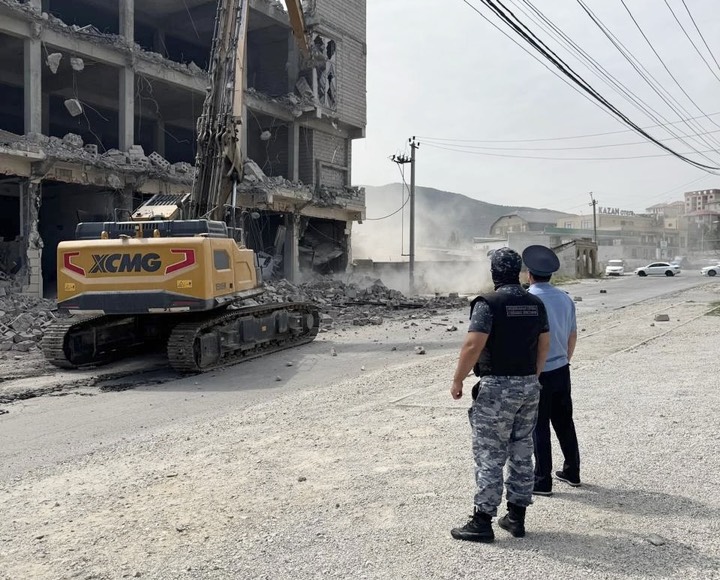 Трехэтажная незаконная постройка в Махачкале пошла под ковш экскаватора