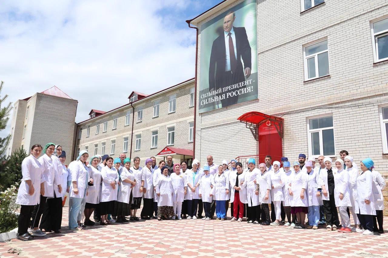 Сергей Меликов поздравил медицинских работников Дагестана с профессиональным праздником