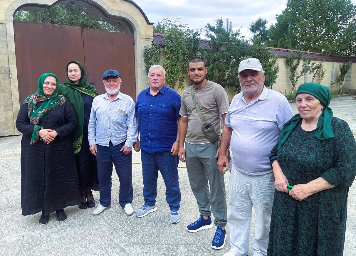 Глава Гумбетовского района встретился с участником СВО Абубакаром Исламалиевым