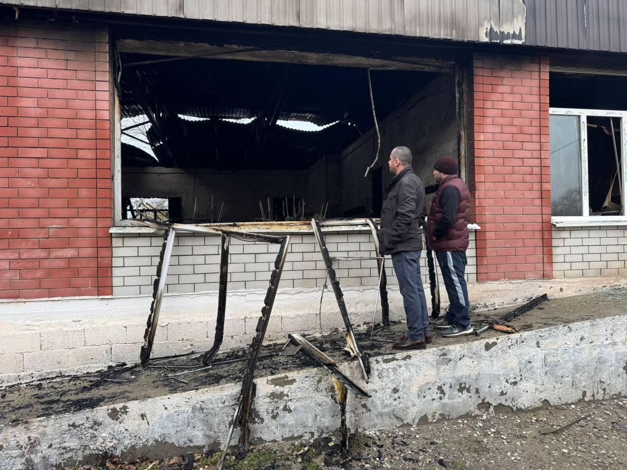 Глава Южно-Сухокумска проверил место пожара в пришкольной столовой