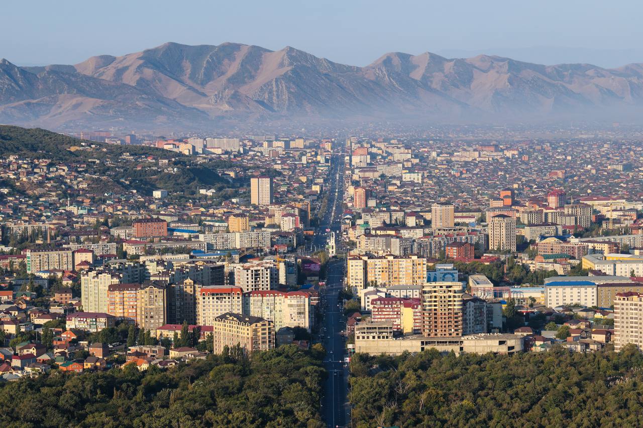 В Махачкале на центральном проспекте начали строить выделенные автобусные полосы